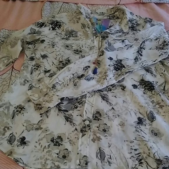 Van Hausen Floral Prints Blouse - Picture 4 of 4